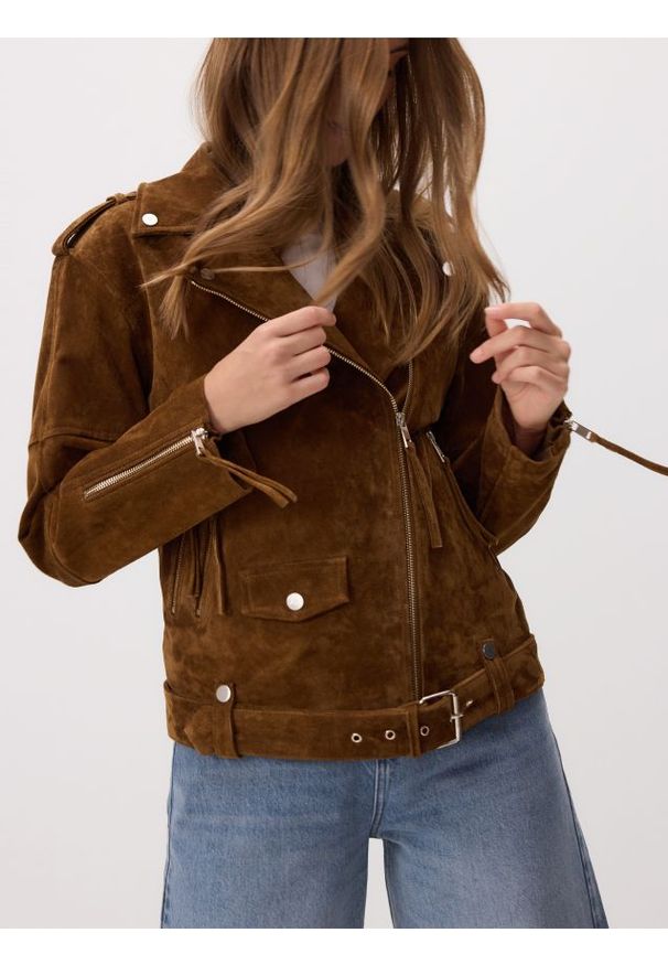 Reserved - Zamszowa ramoneska oversize z paskiem - brązowy. Kolor: brązowy. Materiał: zamsz