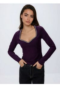 Reserved - Bluzka z błyszczącą aplikacją - ciemnofioletowy. Kolor: fioletowy. Materiał: dzianina, wiskoza. Wzór: aplikacja #1