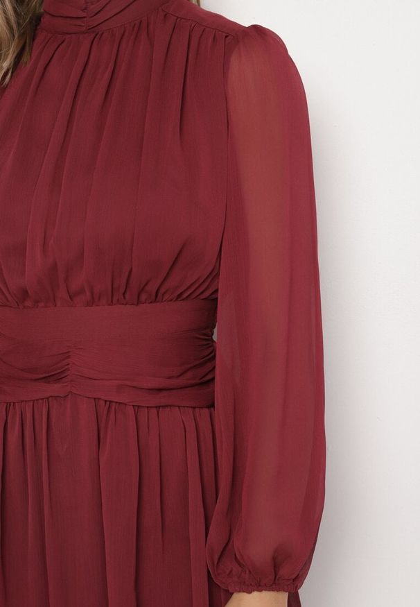 Born2be - Bordowa Sukienka Rozkloszowane ze Stójką Marszczeniami i Transparentnymi Ramionami Belabria. Okazja: na co dzień. Typ kołnierza: kołnierzyk stójkowy. Kolor: czerwony. Typ sukienki: rozkloszowane. Styl: klasyczny, casual