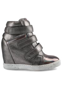 Sneakersy damskie Karino, lakierowana skóra naturalna zapinana na trzy rzepy i na płaskim obcasie, srebrno-szare, 1694-127-P. Okazja: na co dzień. Zapięcie: rzepy. Kolor: srebrny. Materiał: skóra, lakier. Szerokość cholewki: normalna. Obcas: na obcasie. Styl: casual, sportowy. Wysokość obcasa: niski #3