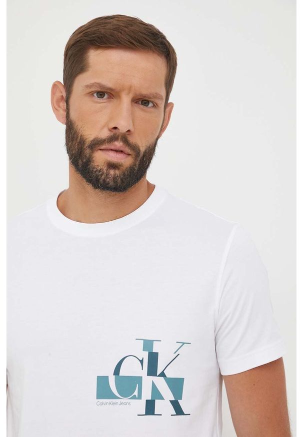 Calvin Klein Jeans t-shirt bawełniany kolor biały z nadrukiem. Kolor: biały. Materiał: bawełna. Długość rękawa: krótki rękaw. Długość: krótkie. Wzór: nadruk. Styl: klasyczny