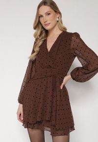 Born2be - Ciemnobrązowa Sukienka o Rozkloszowanym Kroju w Kropki Liasetia. Okazja: na co dzień. Kolor: brązowy. Wzór: kropki. Styl: klasyczny, casual #7