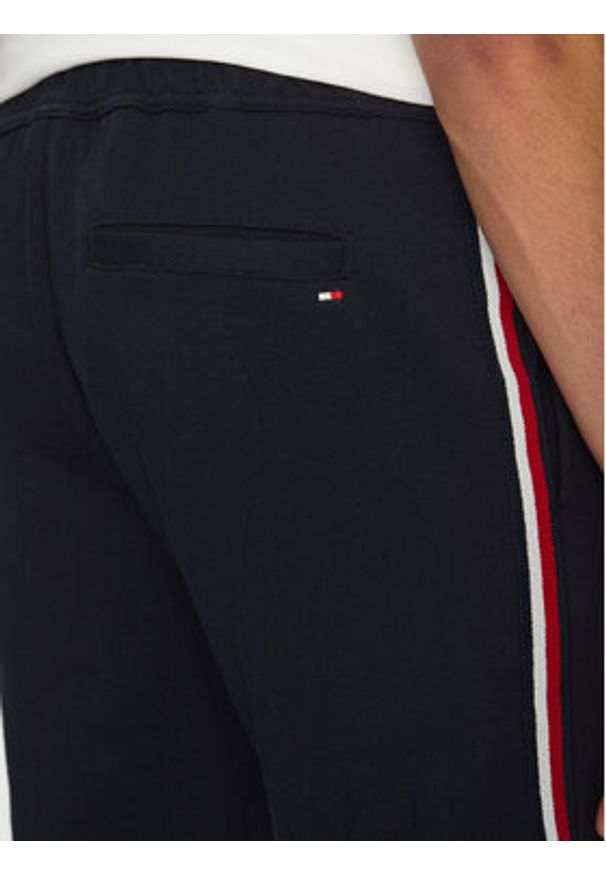TOMMY HILFIGER - Tommy Hilfiger Szorty materiałowe Global Stripe MW0MW39255 Granatowy Regular Fit. Kolor: niebieski. Materiał: bawełna
