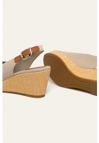 TOMMY HILFIGER - Tommy Hilfiger sandały damskie kolor beżowy na koturnie. Nosek buta: okrągły. Zapięcie: klamry. Kolor: beżowy. Obcas: na koturnie #3