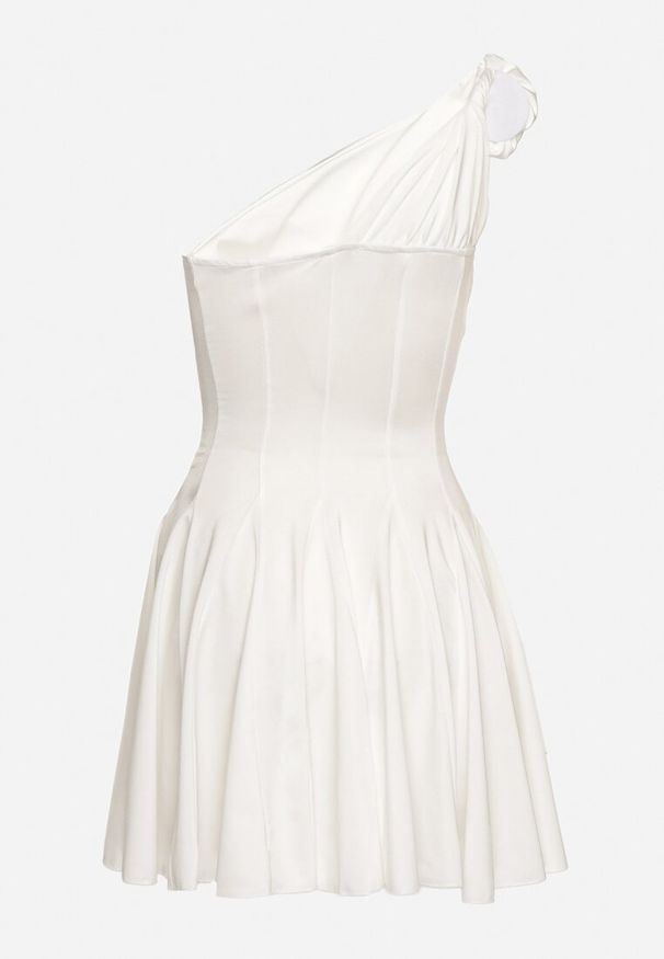 Born2be - Biała Satynowa Asymetryczna Sukienka Ozdobiona Kwiatem 3D Izaiva. Okazja: na imprezę. Kolor: biały. Materiał: satyna. Wzór: kwiaty, aplikacja. Sezon: lato. Typ sukienki: asymetryczne. Styl: klasyczny, elegancki