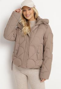 Born2be - Ciemnobeżowa Pikowana Kurtka o Pudełkowym Kroju z Kapturem i Ściągaczami Selizola. Okazja: na spacer. Typ kołnierza: kaptur. Kolor: beżowy. Materiał: skóra, jeans. Styl: sportowy #1