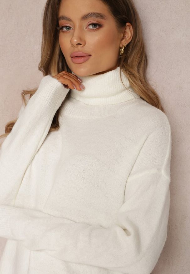 Renee - Biała Sukienka Milana. Typ kołnierza: golf. Kolor: biały. Materiał: dzianina. Długość rękawa: długi rękaw