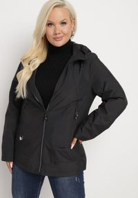 Born2be - Czarna Kurtka Wiatrówka z Nieodpinanym Kapturem i Ściągaczami Mevaria. Okazja: na spacer, na co dzień. Typ kołnierza: kaptur. Kolekcja: plus size. Kolor: czarny. Materiał: tkanina, jeans. Styl: casual #5