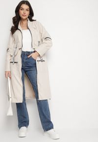 Born2be - Beżowy Płaszcz z Regulowaną Długością i Taśmami z Napisem Emmilou. Kolor: beżowy. Wzór: napisy. Sezon: wiosna, jesień #4