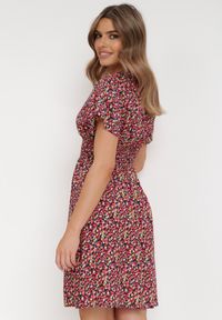 Born2be - Granatowa Sukienka Aesampos. Typ kołnierza: dekolt kopertowy. Kolor: niebieski. Wzór: kwiaty. Sezon: lato. Typ sukienki: kopertowe. Długość: mini #4