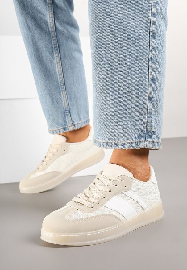 Renee - Beżowe Sneakersy w Stylu Tenisówek z Paskami Eleaniria. Okazja: na co dzień. Zapięcie: pasek. Kolor: beżowy. Materiał: jeans. Wzór: paski. Obcas: na płaskiej podeszwie