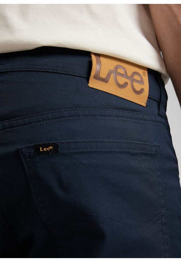 Lee - LEE DAREN ZIP FLY MĘSKIE SPODNIE MATERIAŁOWE DEEP NAVY L707TY64 112145476. Materiał: materiał