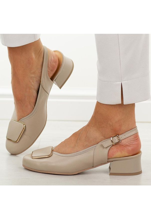 Beżowe skórzane Polskie czółenka damskie Góral 2102. Nosek buta: okrągły. Zapięcie: pasek. Kolor: beżowy. Szerokość cholewki: normalna. Wzór: aplikacja. Materiał: skóra. Sezon: wiosna, lato. Obcas: na obcasie. Styl: elegancki, klasyczny. Wysokość obcasa: średni