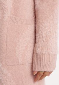 Born2be - Jasnoróżowy Puszysty Kardigan Niezapinany Heliture. Kolekcja: plus size. Kolor: różowy. Materiał: dzianina. Długość rękawa: długi rękaw. Długość: długie #3