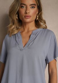 Renee - Niebieska Bluzka z Wiskozy z Dekoltem w Serek Savelae. Okazja: na co dzień. Typ kołnierza: dekolt w serek. Kolor: niebieski. Materiał: wiskoza. Styl: klasyczny, casual
