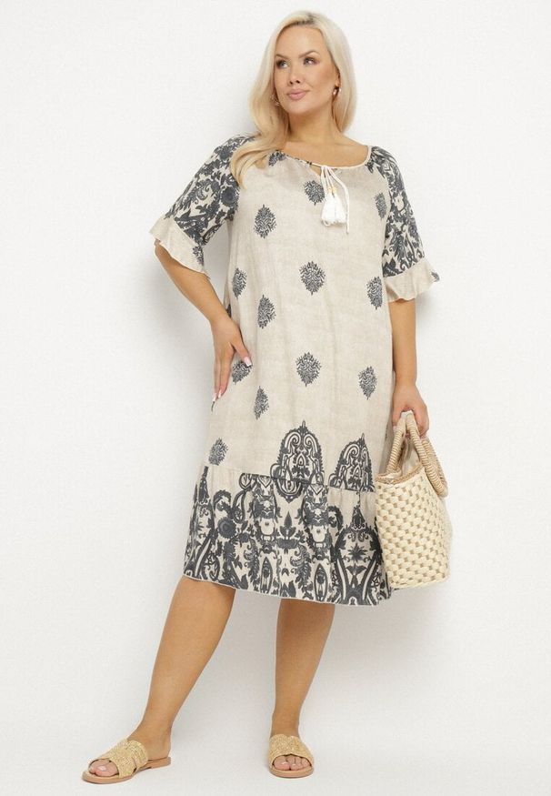 Born2be - Ciemnoszara Wiskozowa Sukienka w Stylu Boho z Frędzlami i Falbankami Korilia. Typ kołnierza: kołnierz z falbankami. Kolekcja: plus size. Kolor: szary. Materiał: wiskoza. Sezon: lato. Typ sukienki: dla puszystych, rozkloszowane. Styl: boho