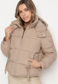 Born2be - Beżowa Pikowana Kurtka Puffer z Kapturem z Możliwością Odpięcia Galanea. Okazja: na co dzień. Typ kołnierza: kaptur. Kolor: beżowy. Materiał: jeans, poliester. Długość rękawa: długi rękaw. Długość: krótkie. Styl: sportowy, casual