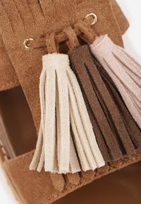 Born2be - Brązowe Sandały VICES Ozdobione Chwostami Rawsaran. Okazja: na co dzień. Zapięcie: sprzączka. Kolor: brązowy. Materiał: jeans, len. Wzór: aplikacja. Styl: boho, casual #8