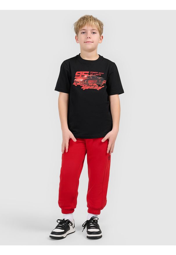 4f - 4F T-shirt regular z nadrukiem chłopięcy - czarny 122 (6-7 lat). Okazja: na co dzień, na uczelnię. Kolor: czarny. Materiał: skóra, bawełna, materiał. Wzór: nadruk. Sezon: lato. Styl: klasyczny, casual