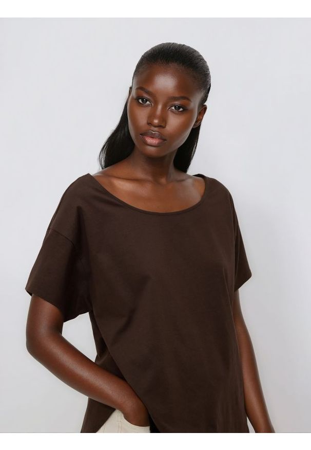 Reserved - Bawełniany t-shirt - ciemnobrązowy. Kolor: brązowy. Materiał: bawełna