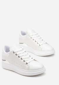 Born2be - Białe Sneakersy z Imitacji Skóry z Metaliczną Wstawką i Brokatem Fleuriue. Kolor: biały. Materiał: skóra. Wzór: aplikacja #5