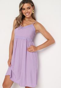 Born2be - Fioletowa Sukienka z Wiskozy na Cienkich Ramiączkach z Regulacją Ozdobiona Lampasem i Haftem Nelrissa. Okazja: na imprezę. Typ kołnierza: dekolt w kształcie V. Kolor: fioletowy. Materiał: wiskoza. Długość rękawa: na ramiączkach. Wzór: aplikacja, haft #1