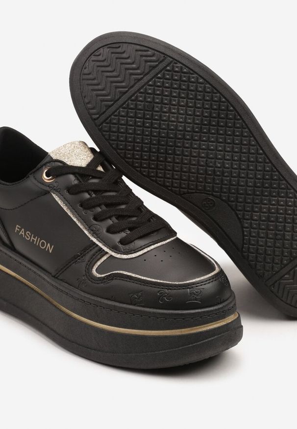 Renee - Czarne Sneakersy na Platformie Ozdobione Brokatem i Napisem Udivoria. Okazja: na co dzień. Kolor: czarny. Materiał: jeans. Wzór: aplikacja, napisy. Obcas: na platformie