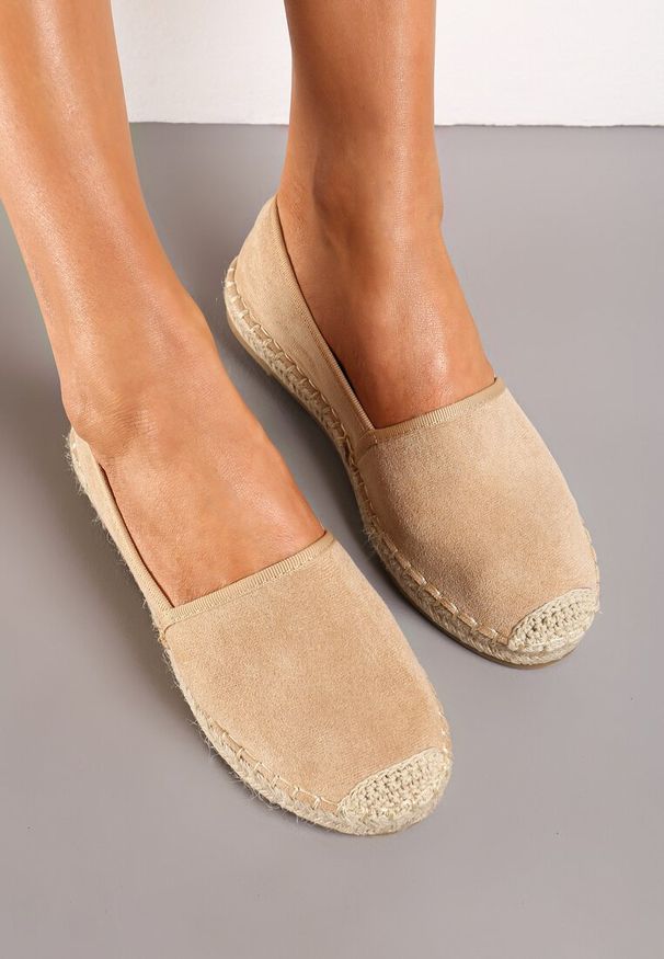 Born2be - Ciemnobeżowe Espadryle Kleorelia. Nosek buta: okrągły. Zapięcie: bez zapięcia. Kolor: beżowy. Wzór: aplikacja. Obcas: na płaskiej podeszwie. Styl: wakacyjny