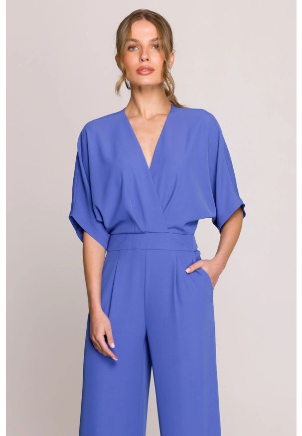 Stylove - Elegancki kombinezon damski z kopertowym dekoltem niebieski. Okazja: na wesele, na imprezę, na ślub cywilny. Kolor: niebieski. Typ sukienki: kopertowe. Styl: elegancki