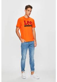 Lee - LEE JEANS LOGO TEE MĘSKI T-SHIRT KOSZULKA Z NADRUKIEM LOGO REGULAR FIT SING ORANGE L64JFEME. Materiał: jeans. Wzór: nadruk #4