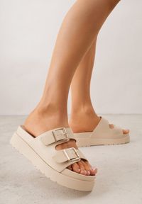 Renee - Beżowe Klapki na Platformie Ozdobione Metalicznymi Klamrami Galisiphe. Kolor: beżowy. Wzór: aplikacja. Sezon: wiosna, lato. Obcas: na platformie #7