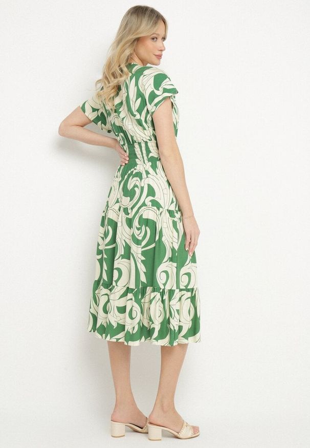 Born2be - Zielona Sukienka z Bawełny Ozdobiona Guzikami i Geometrycznym Wzorem Talissea. Okazja: na co dzień. Typ kołnierza: dekolt w kształcie V. Kolor: zielony. Materiał: bawełna. Wzór: geometria, aplikacja. Sezon: lato. Styl: casual
