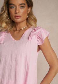 Renee - Jasnoróżowa Bluzka z Wiskozą i Falbankami Divama. Okazja: na co dzień. Typ kołnierza: kołnierz z falbankami. Kolor: różowy. Materiał: wiskoza. Styl: elegancki, casual #3