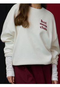 Sinsay - Bluza z nadrukiem na plecach - kremowy. Kolor: kremowy. Wzór: nadruk