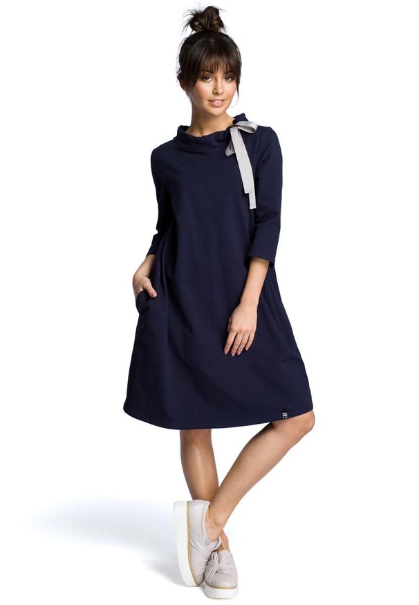 Cud Moda - Granatowa Luźna Sukienka z Wiązaniem przy Dekolcie. Kolor: niebieski. Materiał: bawełna, elastan