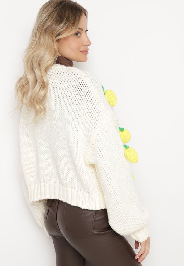 Born2be - Jasnobeżowy Kardigan z Broszką i Cytrynami 3D Valoriea. Okazja: na co dzień. Kolor: beżowy. Styl: casual, elegancki