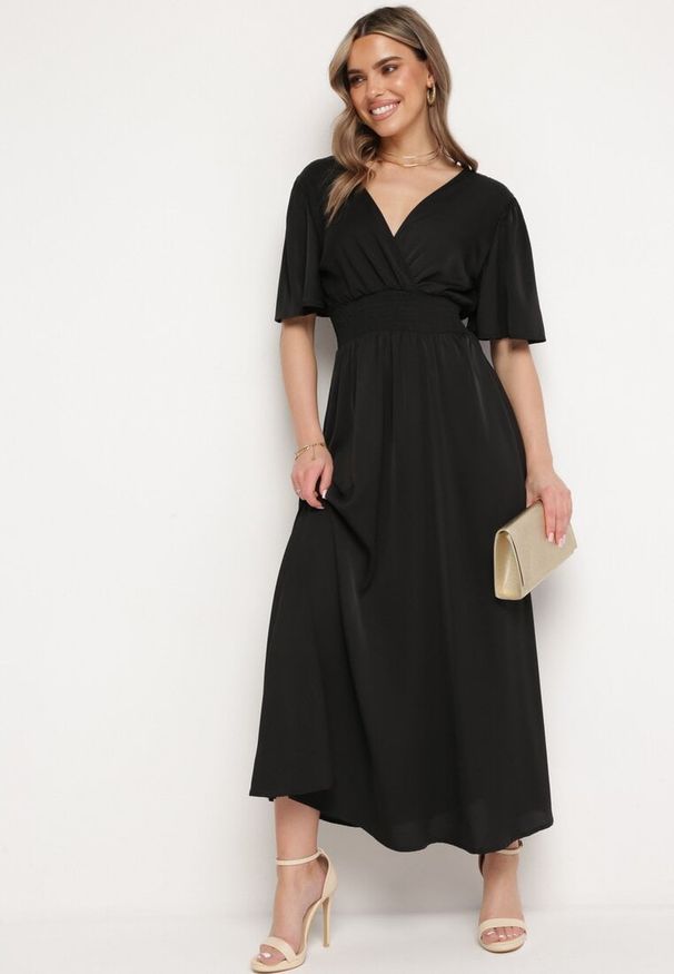 Born2be - Czarna Sukienka z Rozkloszowanymi Rękawami Gumką w Pasie i Wiązaniem na Plecach Larielle. Okazja: na co dzień, na imprezę. Typ kołnierza: dekolt w kształcie V. Kolor: czarny. Materiał: bawełna. Typ sukienki: proste. Styl: elegancki, casual