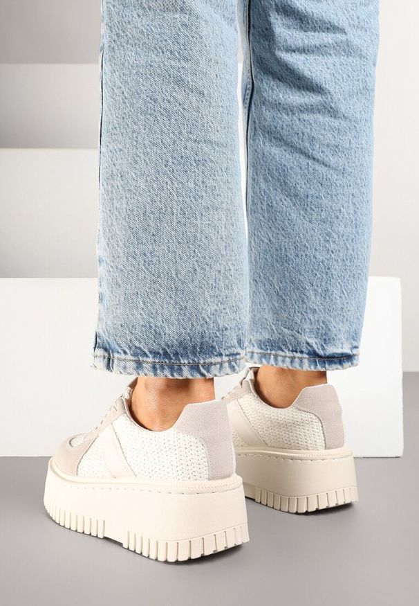 Born2be - Beżowe Sneakersy Typu Tenisówki na Platformie Zdobione Perforacją Nerilsa. Okazja: na co dzień. Kolor: beżowy. Materiał: jeans. Szerokość cholewki: normalna. Wzór: aplikacja. Obcas: na platformie