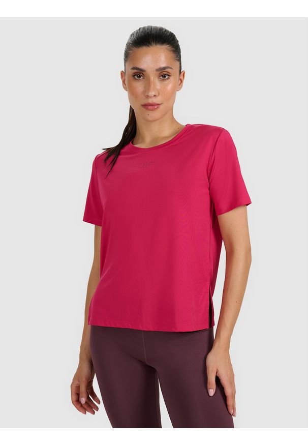 4f - 4F Koszulka treningowa regular szybkoschnąca damska - różowa L. Kolor: różowy. Materiał: poliester, włókno, materiał, elastan. Długość rękawa: krótki rękaw. Długość: krótkie. Wzór: gładki, ze splotem. Sport: fitness