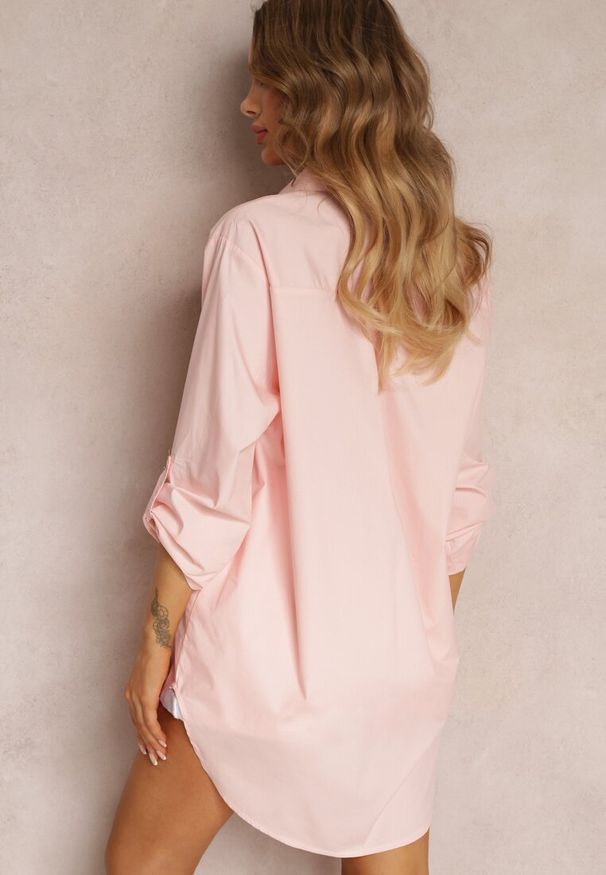 Renee - Jasnoróżowa Gładka Koszula z Kołnierzem i Długimi Rękawami Mileena. Okazja: na co dzień. Kolekcja: plus size. Kolor: różowy. Materiał: bawełna, jeans, materiał. Długość rękawa: długi rękaw. Długość: długie. Wzór: gładki. Styl: elegancki, casual
