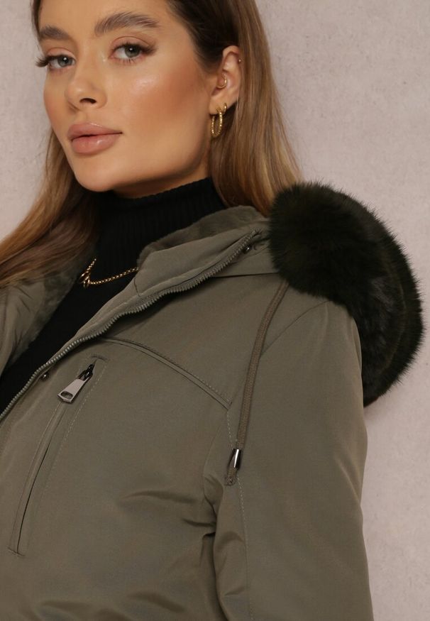 Renee - Ciemnozielona Kurtka Parka z Kapturem z Futerkiem Jossie. Okazja: na co dzień. Typ kołnierza: kaptur. Kolor: zielony. Materiał: futro. Styl: casual, klasyczny, elegancki