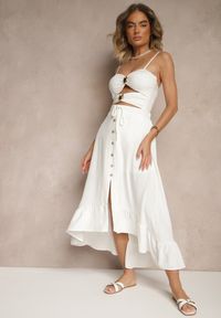 Renee - Biała Spódnica z Przedłużonym Tyłem Zdobiona Falbanami i Guzikami Maleira. Okazja: na co dzień. Kolor: biały. Wzór: aplikacja. Styl: boho, elegancki, casual #4