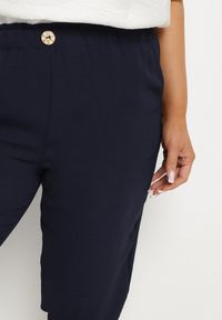 Born2be - Granatowe Spodnie z Gumką w Pasie 7/8 Tenimira. Okazja: na co dzień, na spacer. Kolekcja: plus size. Kolor: niebieski. Styl: klasyczny, elegancki, casual #5