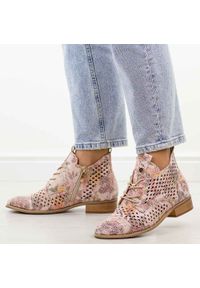 POTOCKI - Multi ażurowe botki damskie Potocki 12091. Okazja: na spacer. Kolor: wielokolorowy. Szerokość cholewki: normalna. Wzór: ażurowy. Materiał: skóra. Sezon: wiosna, jesień, lato. Obcas: na obcasie. Styl: klasyczny. Wysokość obcasa: niski #1