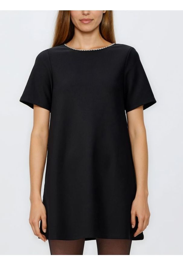 Reserved - Sukienka z ozdobnym dekoltem - czarny. Kolor: czarny. Materiał: dzianina. Typ sukienki: proste