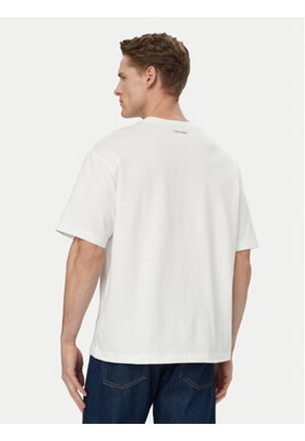 Calvin Klein Jeans T-Shirt LV04RE827G Biały Regular Fit. Kolor: biały. Materiał: bawełna