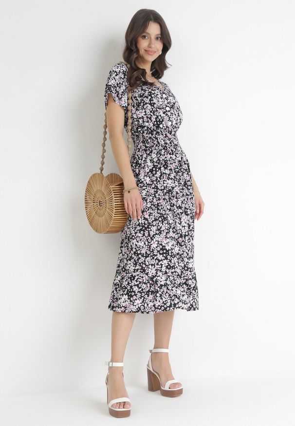 Born2be - Czarna Bawełniana Sukienka w Kwiatki z Gumką w Talii i Guzikami Ronalika. Okazja: na co dzień. Typ kołnierza: dekolt w serek. Kolor: czarny. Materiał: bawełna. Wzór: kwiaty. Typ sukienki: rozkloszowane. Styl: casual, elegancki, klasyczny