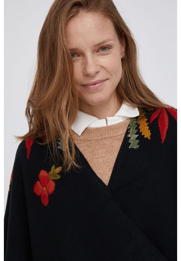 Desigual - Poncho. Kolor: czarny. Materiał: dzianina