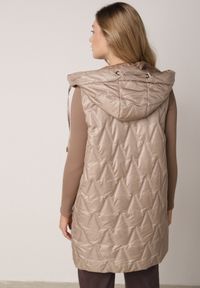 Born2be - Brązowa Pikowana Kamizelka o Długim Kroju z Nieodpinanym Kapturem w Romby Dephice. Okazja: na co dzień. Typ kołnierza: kaptur. Kolor: brązowy. Materiał: materiał, jeans. Długość: długie. Styl: elegancki, casual #2