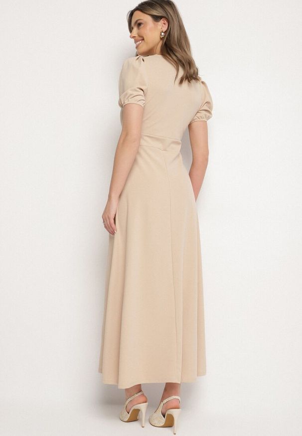 Born2be - Jasnobeżowa Sukienka Rozkloszowana z Trójkątnym Dekoltem Efralinae. Okazja: na imprezę, na spacer. Kolor: beżowy. Sezon: lato. Typ sukienki: rozkloszowane. Styl: klasyczny, elegancki